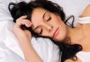 К чему снится спящий мужчина при толковании сна?